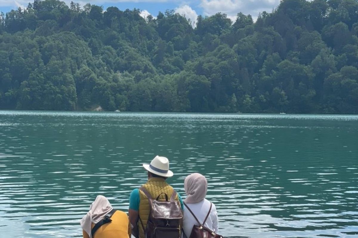 Gubernur Jawa Barat Ridwan Kamil bersama istrinya Atalia Praratya dan anak perempuannya Zara saat duduk di tepian Sungai Aare, Swiss.