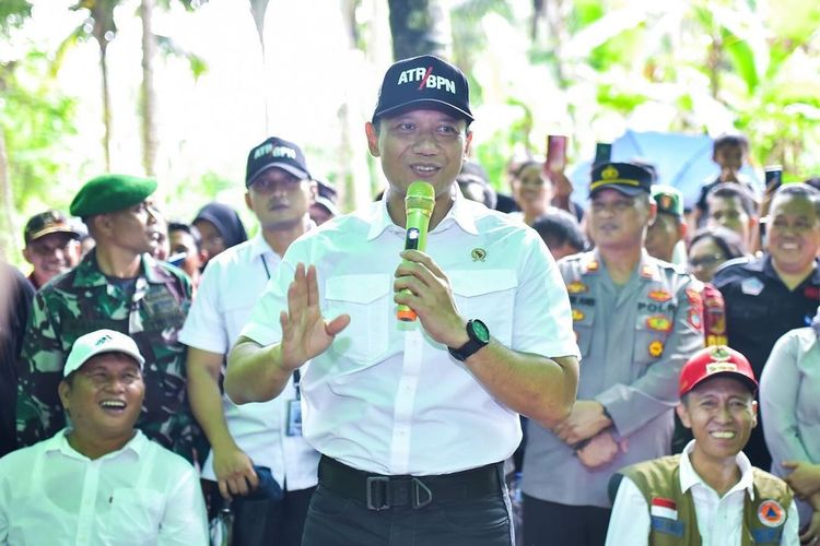 Menteri Agraria dan Tata Ruang/Kepala Badan Pertanahan Nasional (ATR/BPN), Agus Harimurti Yudhoyono (AHY) saat meninjau lahan relokasi bagi korban erupsi Gunung Ruang di Desa Modisi, Kecamatan Pinolosian Timur, Kabupaten Bolaang Mongondow Selatan (Bolsel), pada Minggu (05/05/2024).