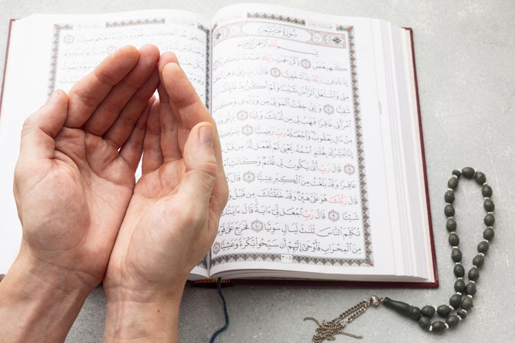 Ilustrasi berdoa. Umat Islam bersiap menyambut Malam Nisfu Syaban 2026 pada 2 Februari malam. Berikut doa, tata cara, dan waktunya. 