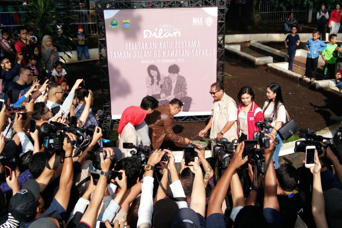 Gubernur Jawa Barat Ridwan Kamil, Menteri Pariwisata Arief Yahya, Iqbaal Ramadhan dan Vanesha Prescilla saat melakikan groundbreaking Dilan Corner di Taman Saparua, Jalan Maluku, Minggu (24/2/2019).