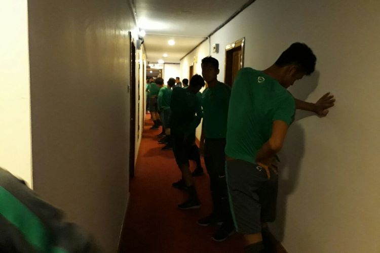 Para pemain Timnas U-19 Indonesia melakukan latihan di koridor Hotel Olympic, Sabtu (16/9/2017).
