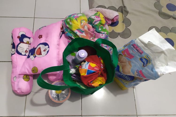 Sejumlah peralatan bayi yang dibuang di teras rumah warga Jember pada Minggu (19/6/2022) 