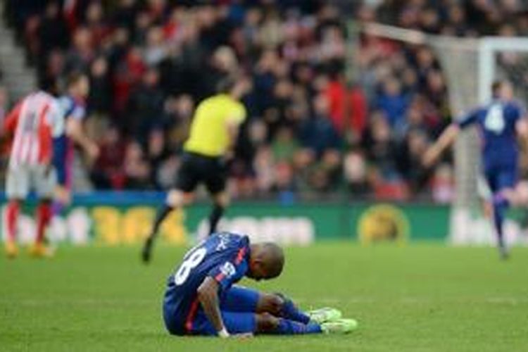 Gelandang Manchester United, Ashley Young, mengalami cedera saat bertanding melawan Stoke City di Britannia, Stoke, Kamis (1/1/2015).