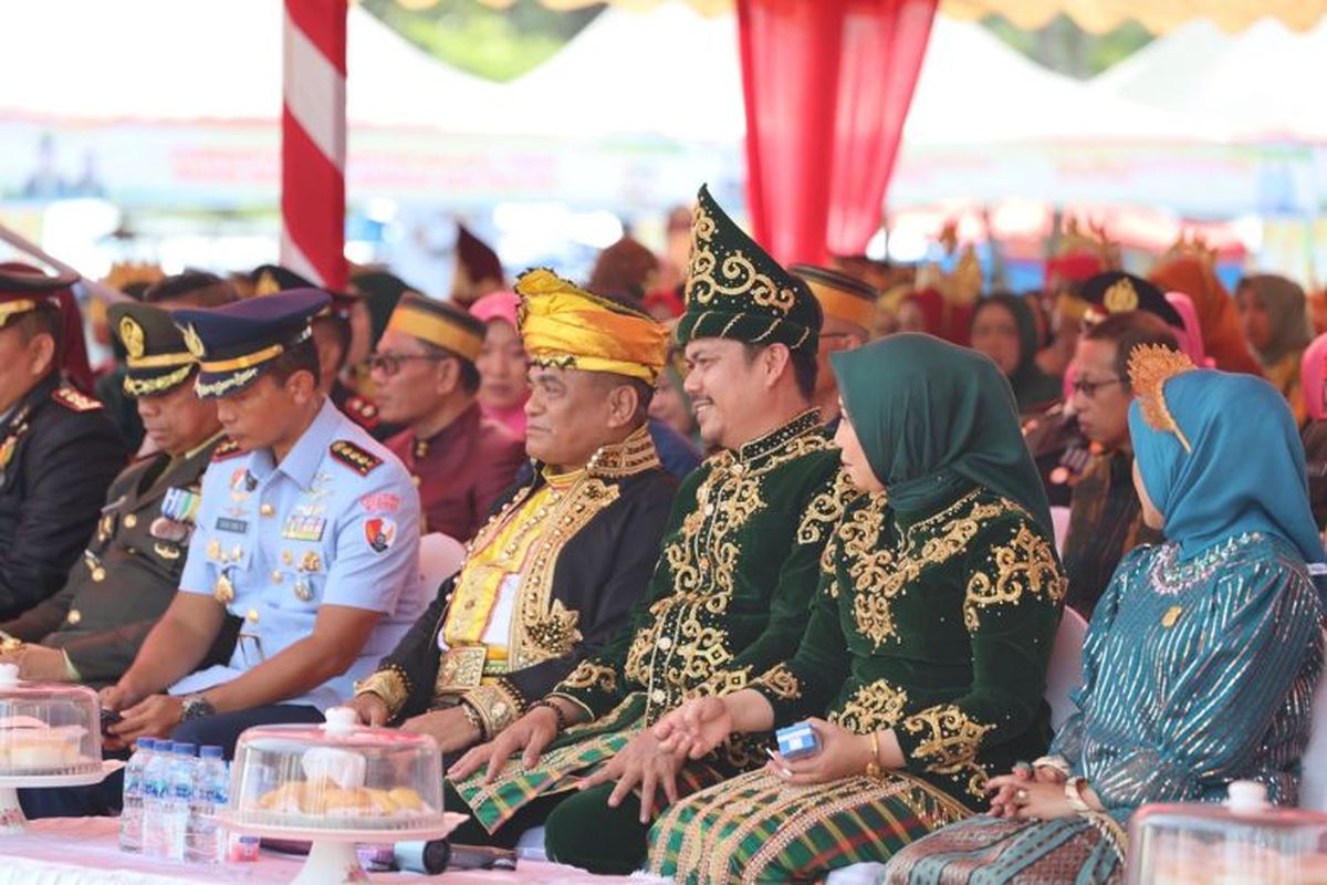 Bupati Kolaka Timur Abdul Azis Dalam menyambut Hari Ulang Tahun (HUT) ke-12 Kabupaten Kolaka Timur pada Minggu (11/1/2025).