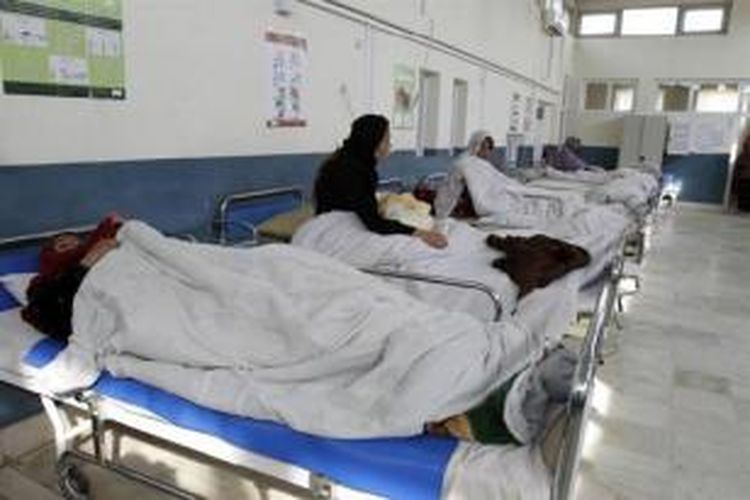 Seperti inilah suasana di salah satu bangsal perawatan di RS Ahmad Shah Baba, Kabul, Afganistan. Hingga kini kondisi layanan kesehatan di Afganistan masih sangat kurang dan akses warga untuk mendapatkan layakan kesehatan juga belum memadai.