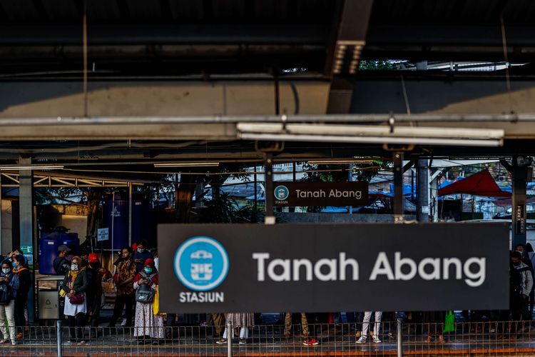 Penumpang meggunakan masker saat menunggu kedatangan Kereta Rel Listrik (KRL) di Stasiun Tanah Abang, Jakarta Pusat, Senin (3/8/2020). PT Kereta Commuter Indonesia (KCI) mencatat ada kenaikan jumlah penumpang di beberapa stasiun KRL Jabodetabek pada hari ini. Senin (3/8) pukul 07.00 WIB, total keseluruhan pengguna KRL mencapai 71.325 orang.