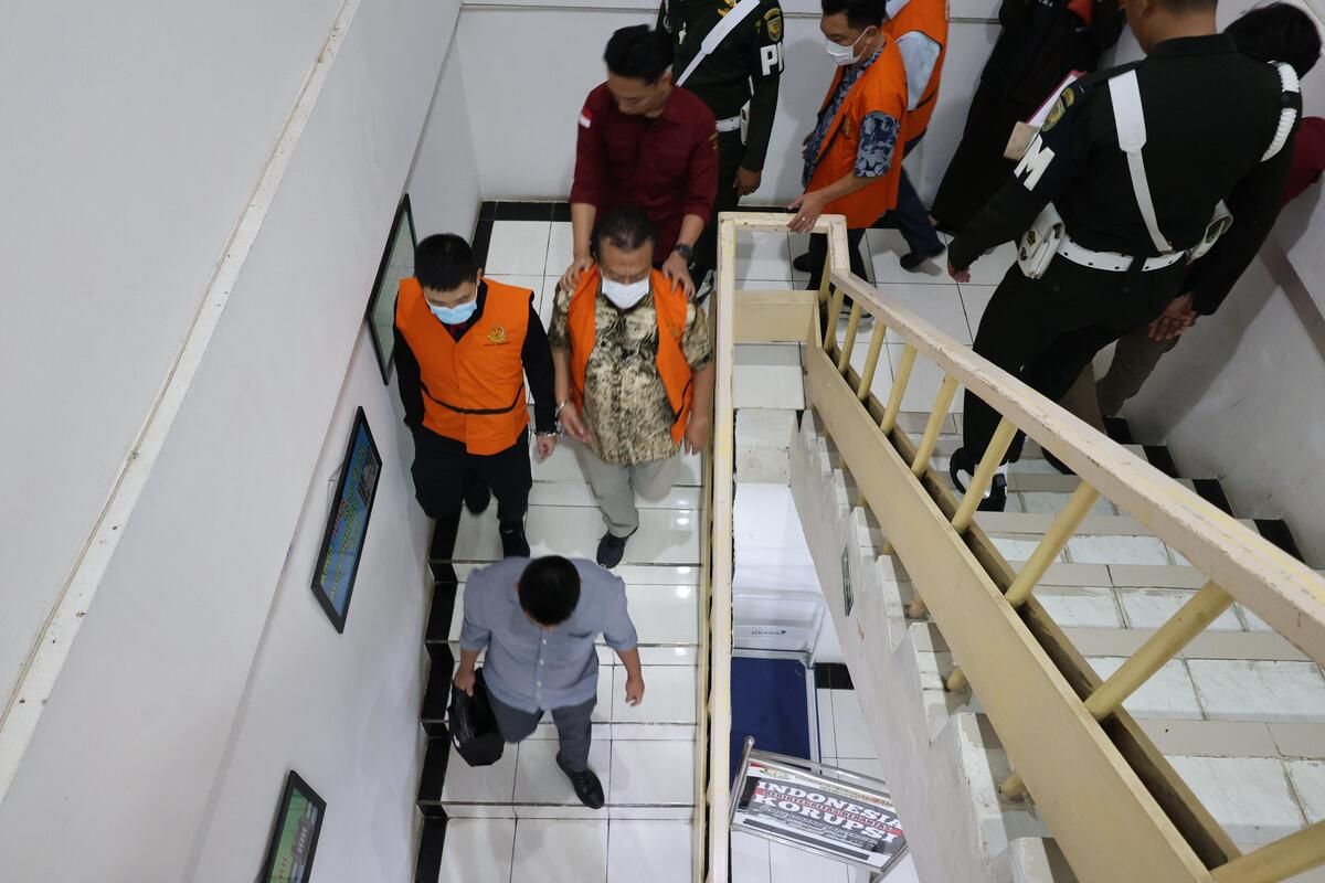 Tersangka Korupsi Tambang Batu Bara di Ruang Persidangan