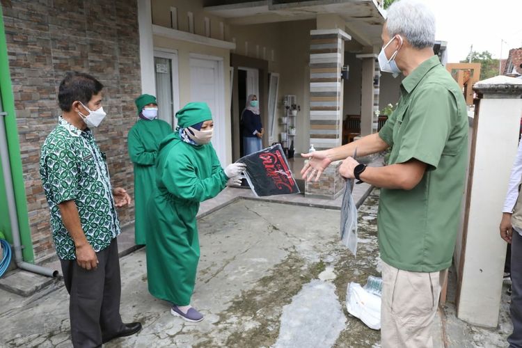 Gubernur Ganjar Pranowo mendatangi Desa Karangnangka, Kecamatan Kedungbanteng, Kabupaten Banyumas, Jawa Tengah, untuk belajar penanganan Covid-19, Jumat (6/8/2021).