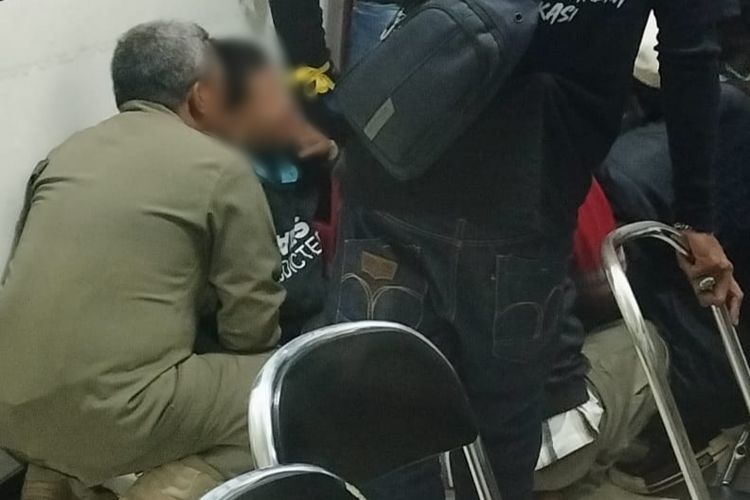 Seorang pria diamankan warga dan diserahkan kepada pihak kepolisian setelah kedapatan membawa botol plastik berisi bensin yang diduga akan digunakan sebagai bom molotov di sekitar Balai Kota Malang dan Gedung DPRD Kota Malang, Senin (1/9/2025) malam.