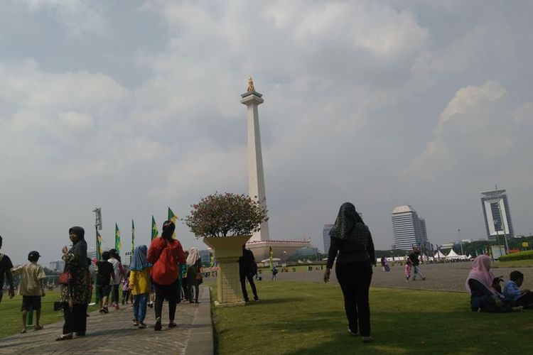 Monumen Nasional (Monas) menjadi destinasi wisata favorit warga Kota Jakarta dan bahkan dari luar daerah, Jakarta, Minggu (9/7/2017). Saat musim libur panjang, jumlah kunjungan bisa mencapai 10.000 pengunjung per hari.