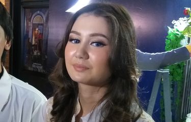 Jadi Santri Salihah di Bidadari Bermata Bening, Zoe Abbas ...
