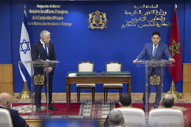Menteri Luar Negeri Maroko Nasser Bourita (kanan) dan Menteri Luar Negeri Israel Yair Lapid (kiri), mengadakan konferensi pers setelah menandatangani perjanjian kerja sama antara kedua negara, di Rabat, Maroko, Rabu (11/8/2021). [AP Photo/Mosa'ab Elshamy]