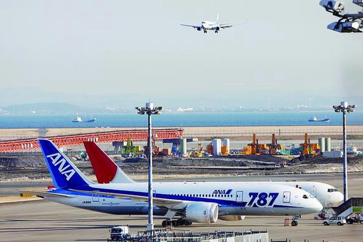 Pesawat Boeing 787 Dreamliner milik maskapai All Nippon Airways parkir di landasan Bandar Udara Haneda, Tokyo, Jepang, Rabu (30/1). Pihak regulator penerbangan sipil AS meminta pihak Boeing memberikan riwayat operasional lengkap baterai-baterai litium-ion yang digunakan pesawat tersebut. 