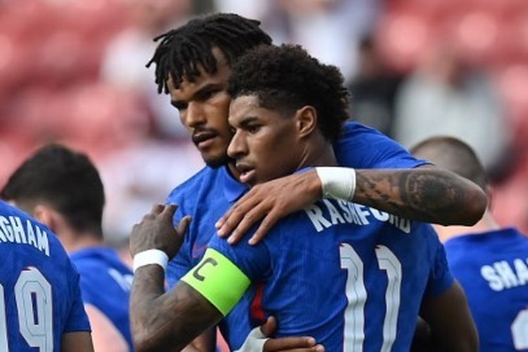 Penyerang Inggris Marcus Rashford bersama Tyrone Mings merayakan gol ke gawang Rumania pada sebuah laga persahabatan di Stadion Riverside, Middlesbrough, pada Senin (7/6/2021) dini hari WIB.