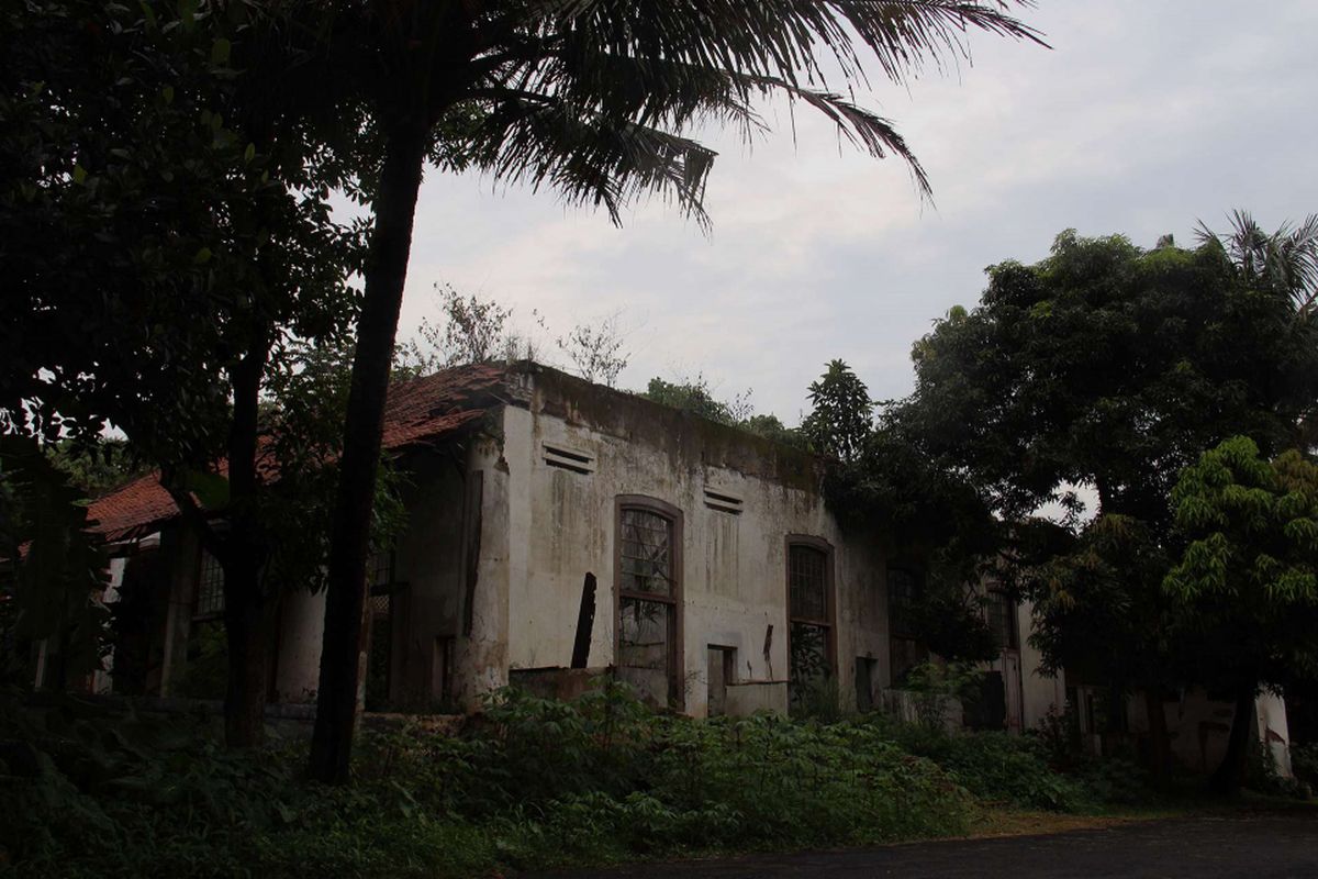 Kondisi Rumah Cimanggis yang mulai hancur karena tidak terawat di Kota Depok, Kamis (18/1/2018). Pemerintah berencana membangun Universitas Islam Internasional Indonesia. Wakil Presiden Jusuf Kalla membuat wacana bahwa untuk pembangunan universitas itu, Rumah Cimanggis akan digusur.