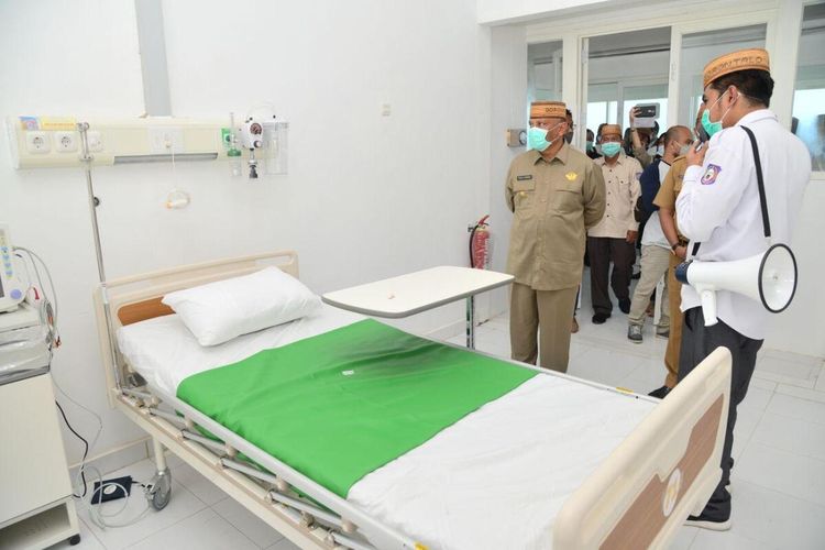 Gubernur Gorontalo Rusli Habibie saat melihat ruangan isolasi penderita Covid-19 yang baru diresmikan. Dua ruangan isolasi ini mampu menampung 70-80 pasien.