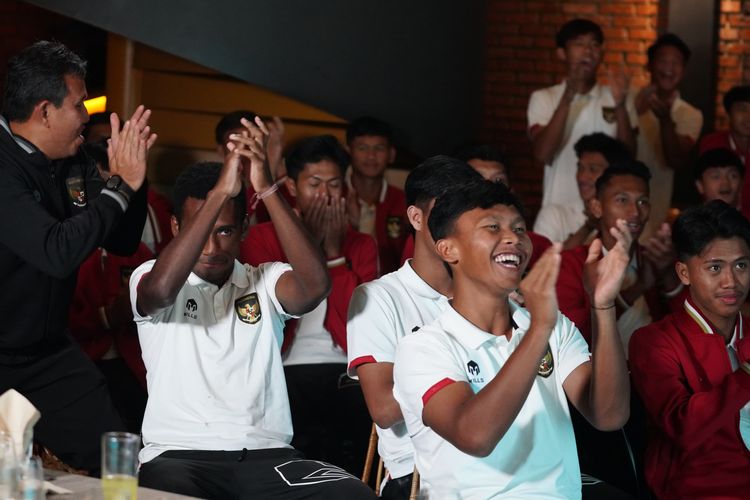 Reaksi pemain timnas U17 Indonesia saat memantau undian Piala Dunia U17 2023 yang digelar di Zurich, Swiss, Jumat (15/9/2023). 