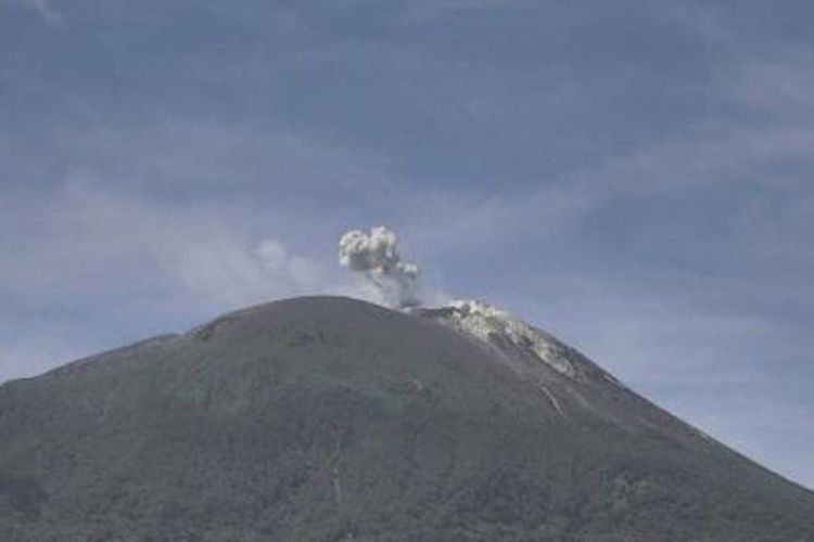 Kondisi gunung Ile Lewotolok, Kabupaten Lembata, NTT, Sabtu (9/10/2021).