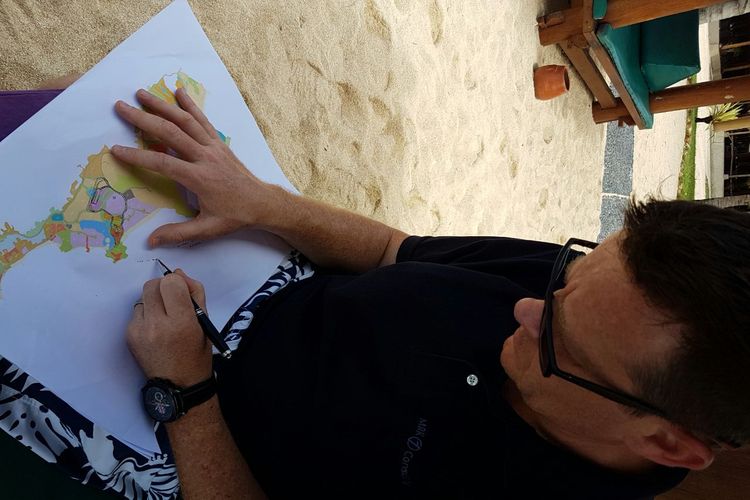 Managing Director Mrk1 Consulting, Mark Hughes ketika tengah menggambar lintasan Sirkuit Internasional Mandalika di salah satu pantai di Lombok tahun 2017 silam.