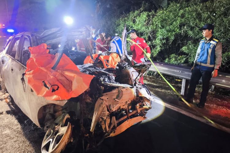 Mercy GLE 400 Terbakar di Tol Jagorawi Setelah Tabrak Truk Kontainer
