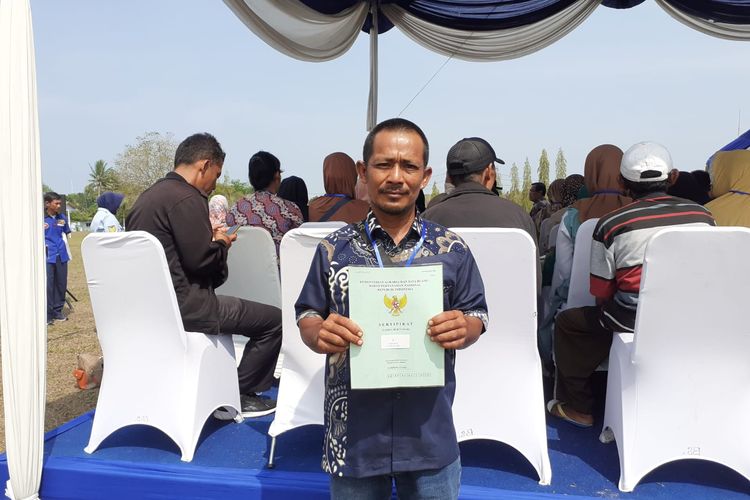 Suryadi, penerima sertifikat tanah hasil program PTSL di Kabupaten Lampung Utara, Provinsi Lampung.