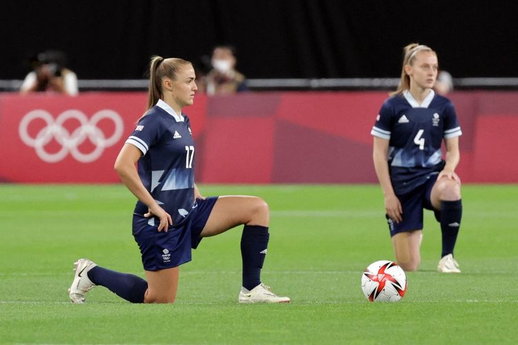 Para pemain tim Britania Raya Georgia Stanway dan Keira Walsh berlutut sebelum laga Grup E Olimpiade Tokyo 2020 kontra Chile di Sapporo Dome, Sapporo, pada 21 Juli 2021.