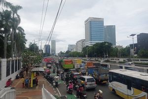 Demo Buruh di Depan DPR, Lalu Lintas Jalan Gatot Subroto Macet