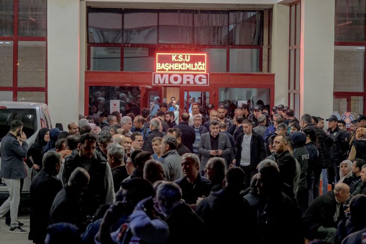 Keluarga korban menunggu di depan kamar mayat sebuah rumah sakit di Kahramanmaras, pada 15 April 2026, setelah seorang remaja berusia 13 tahun melepaskan tembakan di sebuah sekolah di kota tersebut.