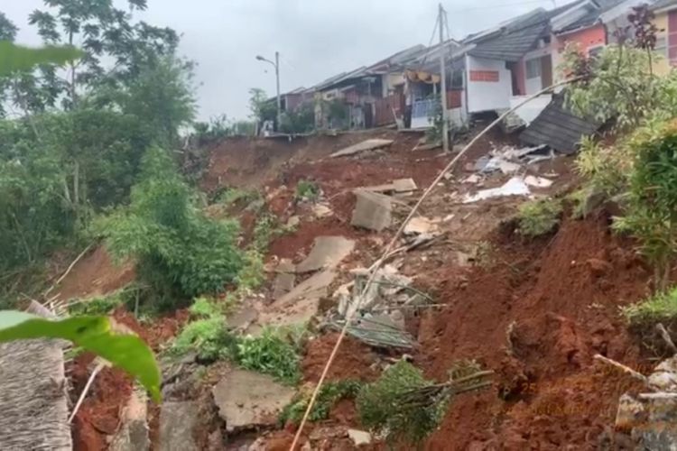Tim TRC BPBD setempat melakukan assessment terhadap enam rumah yang rusak di Desa Kuripan, Kecamatan Ciseeng, Kabupaten Bogor, Jawa Barat, akibat diterjang tanah longsor, Jumat (1/12/2023).