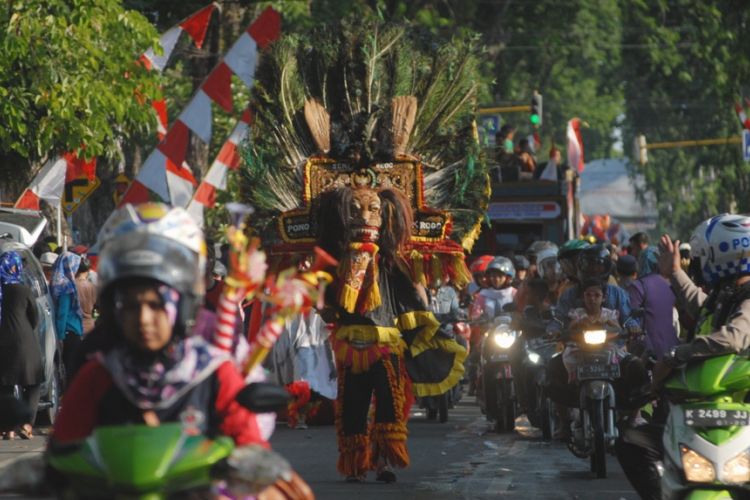 Ribuan warga menyemut di beberapa titik jalan Kota Purwodadi, Kabupaten Grobogan, Jawa Tengah, Selasa (22/8/2016). Tua, muda hingga anak kecil tumpah ruah bersuka cita untuk menyaksikan karnaval dalam rangka memperingati HUT ke 72 Kemerdekaan Republik Indonesia.