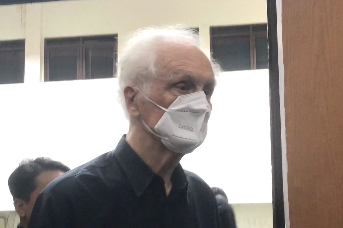 Guru Besar Filsafat Moral Prof. em. Dr. Romo Frans Magnis-Suseno SJ memasuki ruang sidang di Pengadilan Negeri (PN) Jakarta Selatan, Senin (26/12/2022). Romo Magnis dihadirkan tim penasihat hukum Richard Eliezer atau Bharada E sebagai ahli yang meringankan dalam sidang kasus pembunuhan berencana terhadap Nofriansyah Yosua Hutabarat atau Brigadir J.