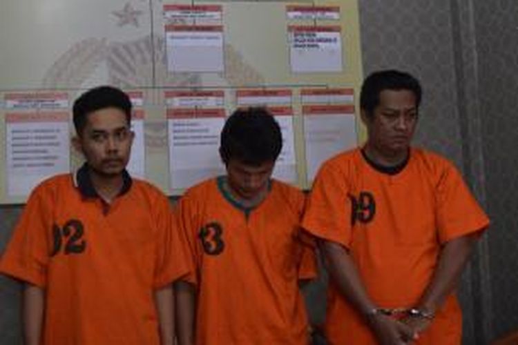 Polisi memperlihatkan ketiga tersangka penyelundup warga Rohingnya di Mapolres Lhokseumawe, Aceh