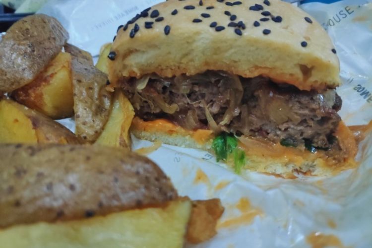 Beyond Burger, burger vegan dari The Safehouse Jakarta. 