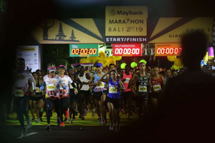 Para peserta lomba lari Maybank Marathon Bali 2019 meninggalkan garis start di di Jalan Prof.Dr. Ida bagus Mantra, Gianyar, Bali, Minggu pagi (8/9/2019), pukul 04.30 Wita.