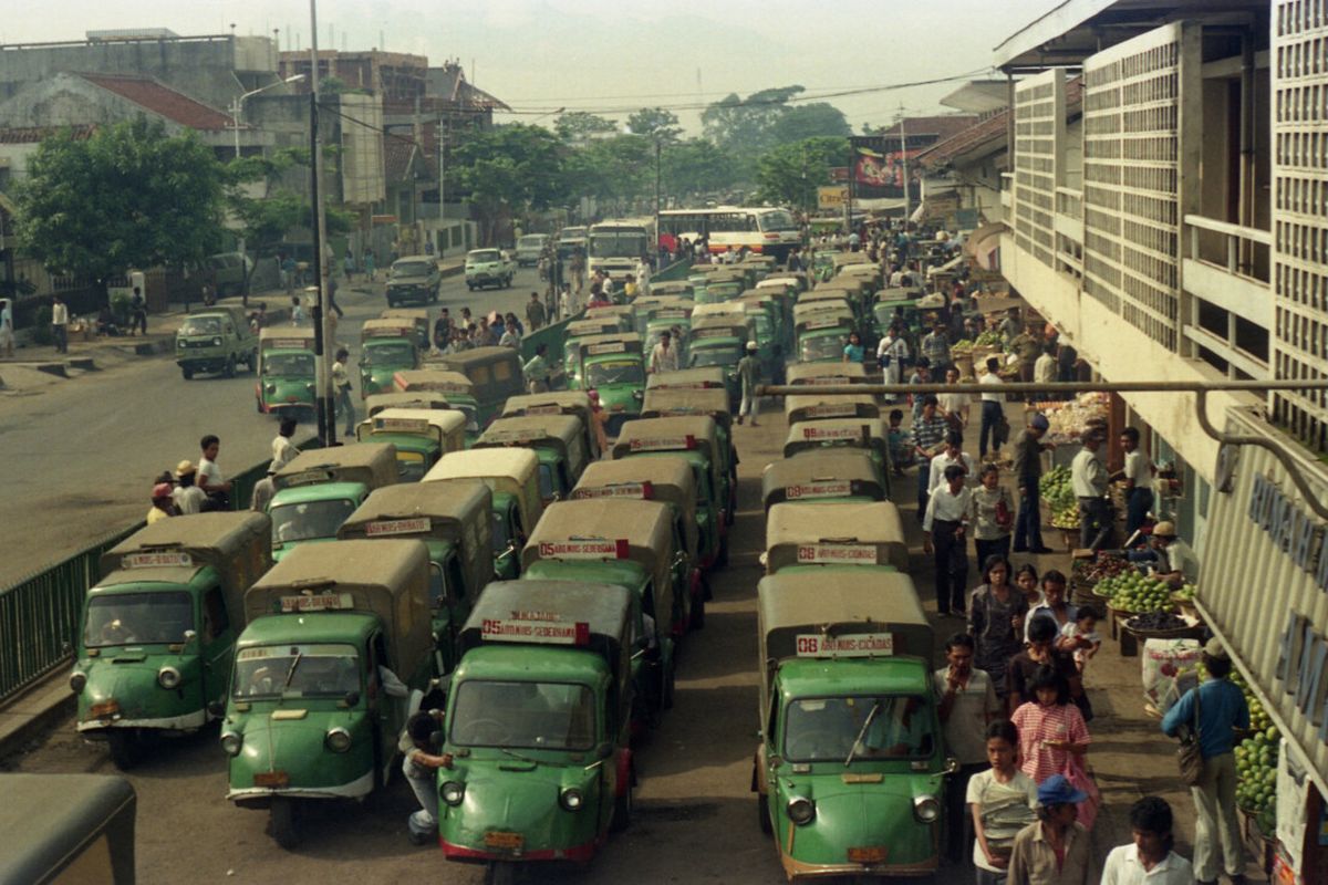 Keruwetan lalu-lintas disekitar pangkalan bemo di salah satu terminal kota Bandung, Senin (21/11/1988). Angkutan umum roda tiga produksi Daihatsu tahun 1960-an ini akan dihapuskan dari sesuai SK Wali Kota Bandung.
