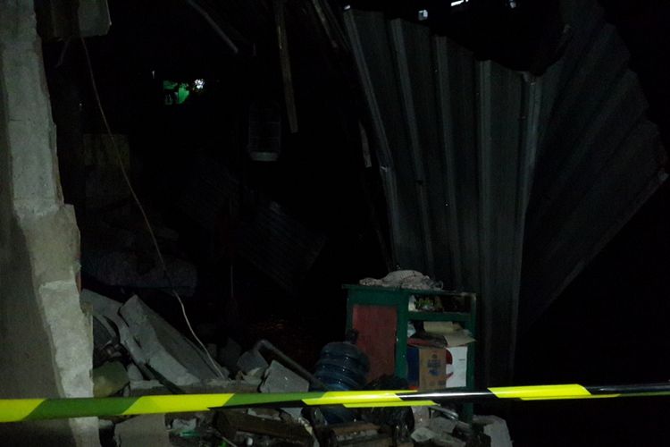 Sisa rumah milik Jumadi (55) di Kelurahan Samaan, Kecamatan Lowokwaru, Kota Malang yang hanyut terbawa arus Sungai Brantas, Sabtu (18/11/2017) 