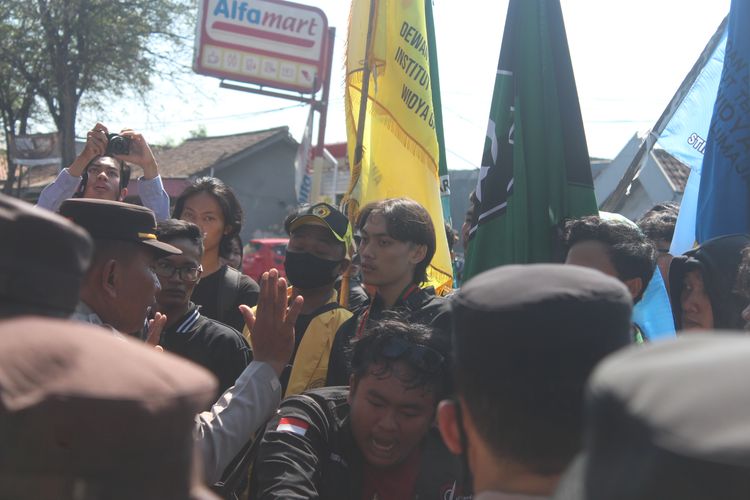 Aksi saling dorong mahasiswa dan polisi di depan Gedung DPRD Lumajang, Rabu (12/6/2024).