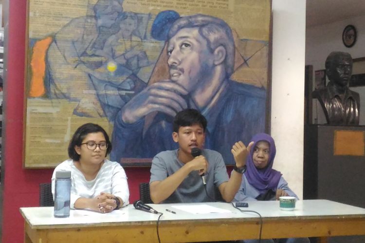 (Kiri-kanan) Fatia Maulidiyanti (Desk International KontraS), Rivanlee Anandar (Tim Riset KonstraS), dan Yetty (Ikatan Keluarga Orang Hilang Indonesia) di gedung KontraS, Jakarta, Jumat (7/12/2018).  