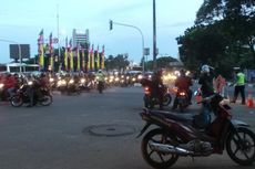 Jalan Gatot Subroto Ditutup, Pengendara Motor Pun Melobi Polisi