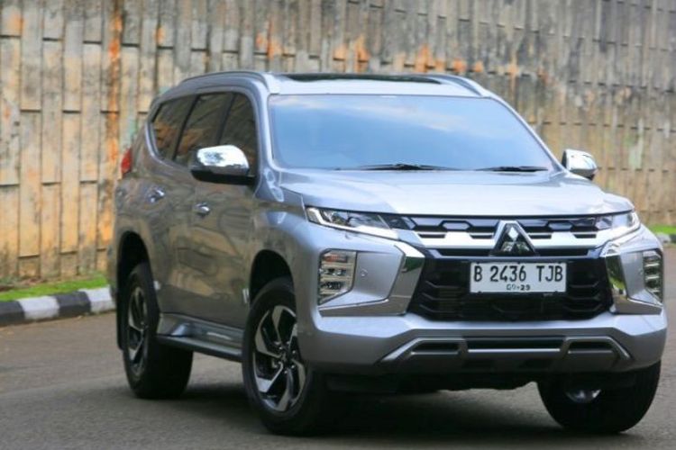 Mitsubishi New Pajero Sport yang kini tampak lebih segar dan sporty. Dari tampilan luar, mobil sport ini tampil lebih gagah. Grille bagian depan tampak lebih futuristik, tapi tetap mempertahankan ciri khas dynamic shield Mitsubishi.Bumper depan dan under garnish yang baru turut mempertegas kesan kokoh.