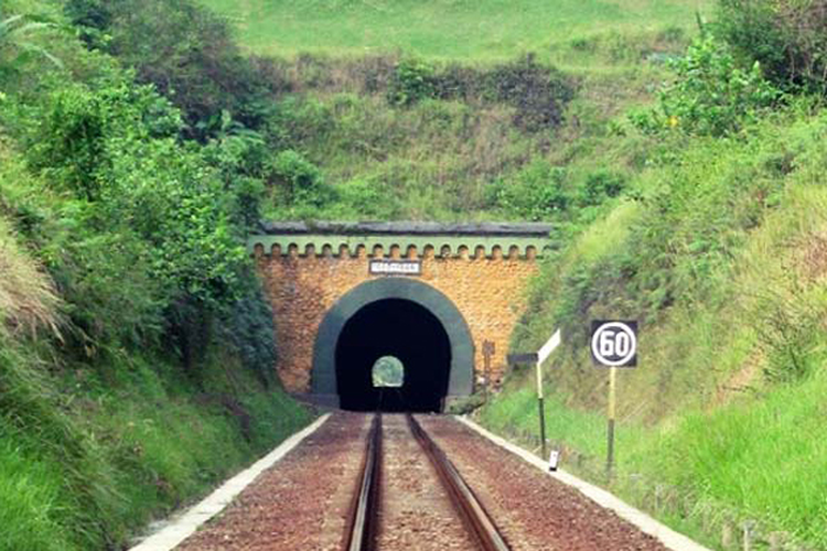 Terowongan Ijo, jalur kereta api lintas selatan.   