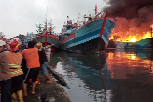 Kebakaran di Pelabuhan Tegal Kembali Terjadi, 13 Kapal Hangus