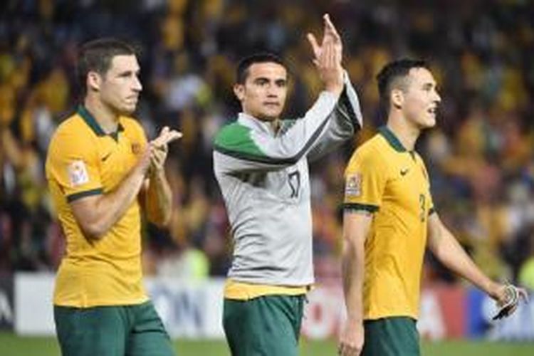 Gelandang tim nasional Australia, Tim Cahill (tengah), merayakan keberhasilan lolos ke final Piala Asia 2015. Pada laga semifinal, Australia mengalahkan Uni Emirat Arab, 2-0, di Stadion Newcastle, Newcastle, Selasa (27/1/2015).