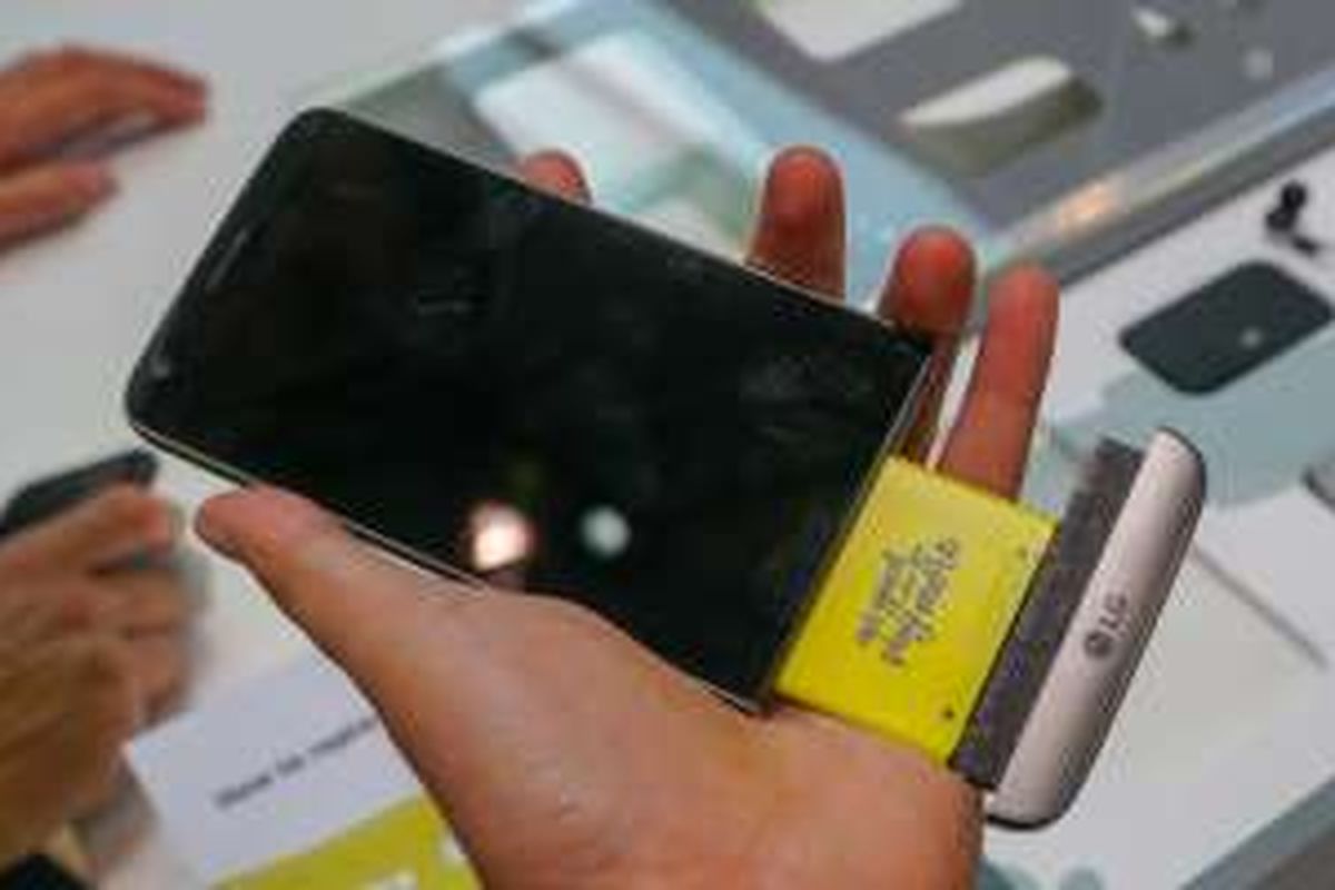 LG mengusung konsep hardware modular yang bisa dibongkar pasang untuk menambah kemampuan