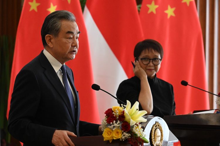 Menteri Luar Negeri China, Wang Yi, usai melakukan pertemuan bilateral di kantor Kementerian Luar Negeri, Jakarta Pusat, Kamis (18/4/2024). 