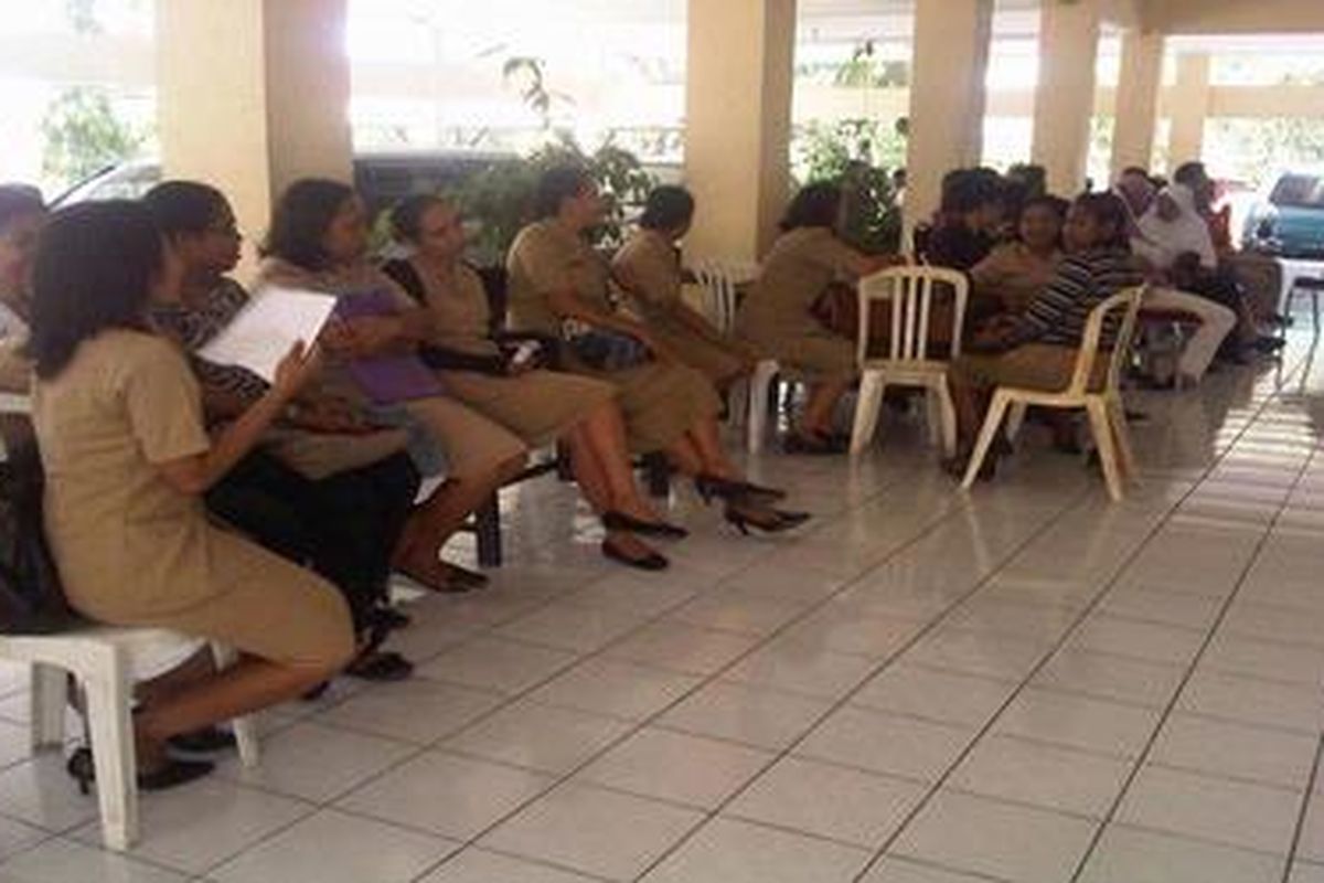 Sekitar 30 tenaga honorer yang mewakili 409 lainnya, Rabi (11/4/2012), berunjuk rasa ke DPRD Ende. Mereka memprotes hasil verifikasi yang menyebabkan mereka tak lolos.