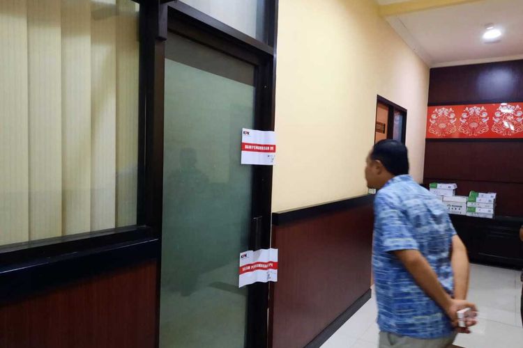 Ruangan Sub Bag Rapat dan Risalah DPRD Jatim disegel KPK pasca penangkapan wakil Ketua DPRD Jatim, Rabu (14/12/2022) malam.