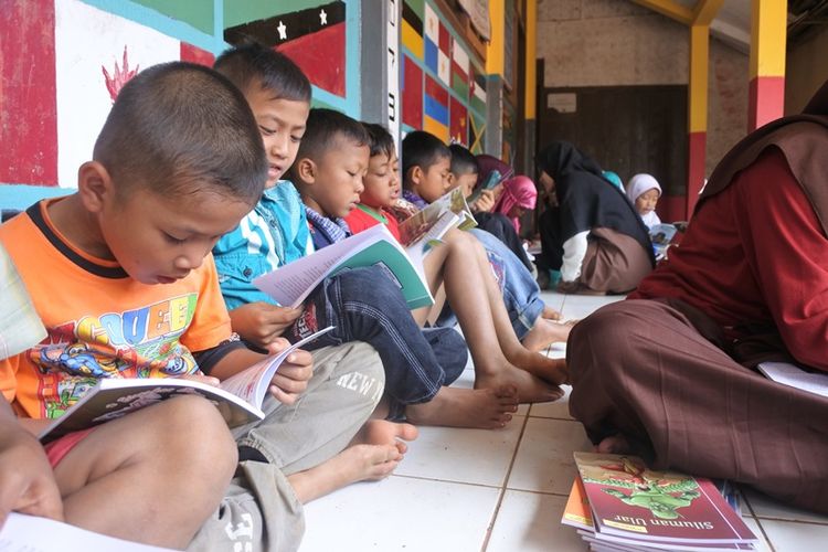 Anak-anak Komunitas Ngejah mengikuti gerakan Kampung Membaca di Desa Saribakti, Kecamatan Peundeuy, Kabupaten Garut.