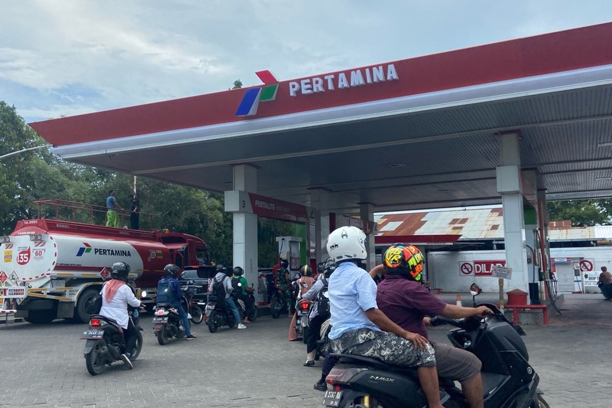 Antrean roda 2 di SPBU Kangenan Pamekasan di kanal Pertalite meningkat sejak harga Pertamax naik. Kenaikan konsumsi Pertalite di Pamekasan mencapai 10 persen.