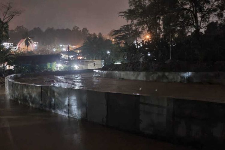 Hujan deras menyebabkan permukimam.warga di kawasan Aghuru, Kecamatan Sirimau Ambon, teremdam banjir, Minggu malam (19/6/2022)